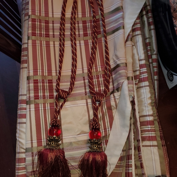 Country Curtains brand deluxe curtain set. - Picture 2 of 6